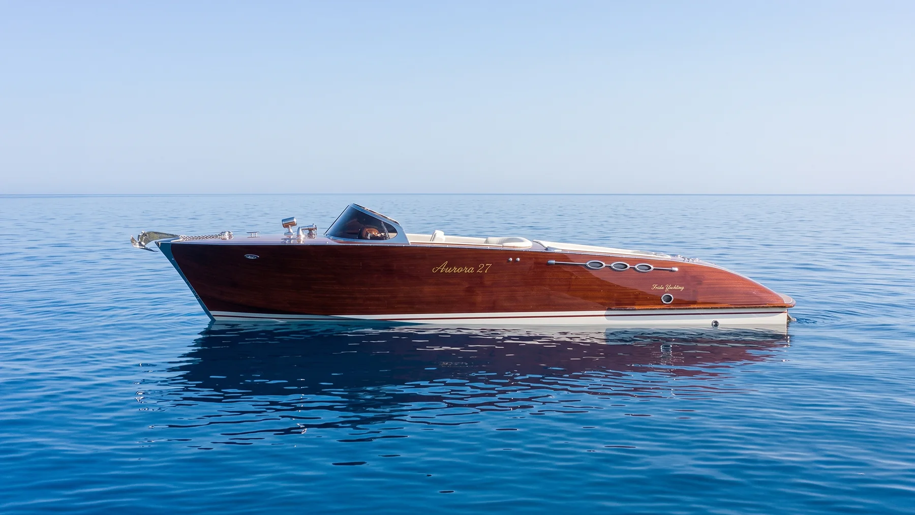 Aurora 27: A wooden dayboat, shaped by hand.